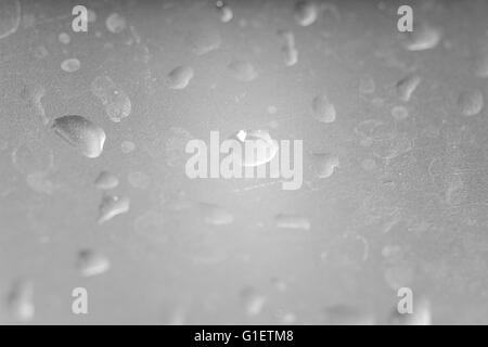 Gouttes d'eau sur la surface du métal avec de la poussière et des rayures. Avec des traces de sédiments gouttes séchées. Photo macro avec 6 2 milli Banque D'Images