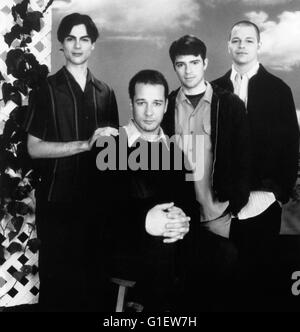 Die amerikanische groupe de rock alternatif Weezer bestehend aus Brian Bell, Patrick Wilson, Matt Sharp und Rivers Cuomo, 1990er Jahre. Rock alternatif américain Weezer, années 90. Banque D'Images