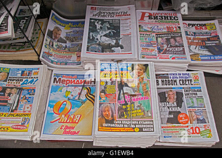 Un stand de la langue russe, les journaux en vente sur la plage de Brighton Avenue à Brooklyn, New York Banque D'Images