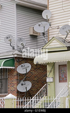 Deux petites maisons à Brighton Beach, Brooklyn New York qui ont sept antennes parabolique. Banque D'Images