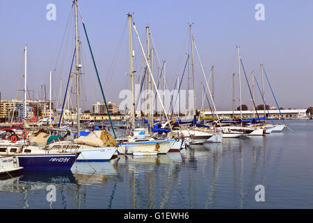 Yachts amarrés dans le port de Burriana, Espagne Banque D'Images