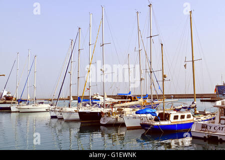 Yachts amarrés dans le port de Burriana Banque D'Images