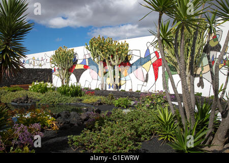 Murale dans jardin de cactus Fundación César Manrique, Taro de Tahíche, Lanzarote, îles Canaries, Espagne Banque D'Images