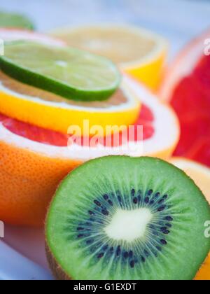 Fresh Fruits tropicaux colorés et des tranches de citron -, kiwi, citron vert, pamplemousse rouge. Vertical image Banque D'Images