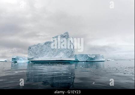 La glace bleue flottante, de réflexion et de Moody sky Cierva Cove Péninsule Antarctique Antarctique Banque D'Images