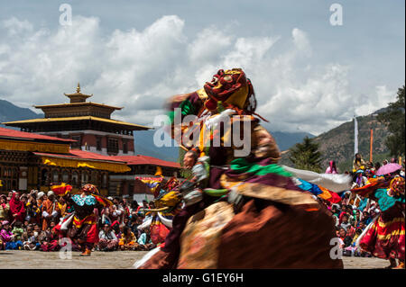 Danse des divinités terrifiantes (Tungam) au festival religieux Paro Bhoutan Banque D'Images