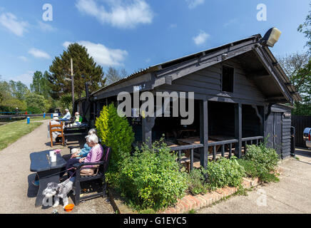 Papermill lock est un lieu touristique populaire et magnifique, au milieu de l'Essex, et idéal pour une journée à la campagne. Banque D'Images