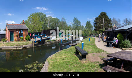 Papermill lock est un lieu touristique populaire et magnifique, au milieu de l'Essex, et idéal pour une journée à la campagne. Banque D'Images