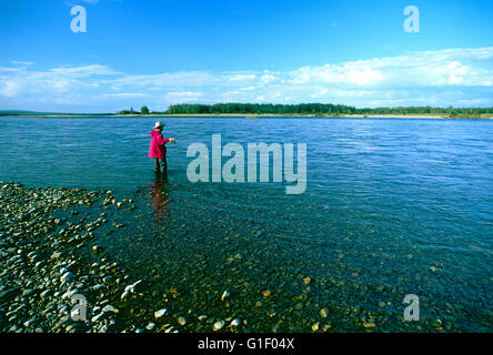 Aventure AMÉRICAINE TRAVELER LA PÊCHE DE L'OMBRE ; SIBÉRIE ; PÉNINSULE CHUKCHI BELAYA ; rivière ; région de Magadan, FÉDÉRATION DE RUSSIE Banque D'Images