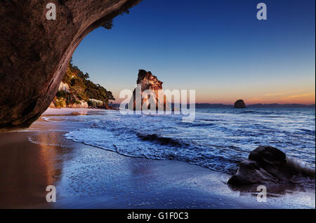 Cathedral Cove au lever du soleil, péninsule de Coromandel, Nouvelle-Zélande Banque D'Images