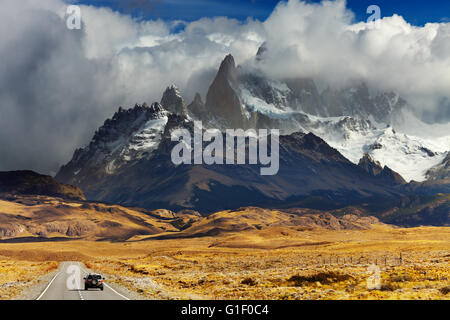 Mont Fitz Roy dans les nuages, la route vers le Parc National Los Glaciares, Patagonie, Argentine Banque D'Images