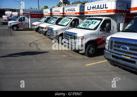 Auto-U-Haul Transport et entreposage de camions sur un lot de location dans la banlieue de l'Utah. Banque D'Images