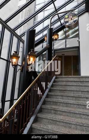 Un escalier menant au premier étage à la Heineken Museum à Amsterdam, Hollande, Pays-Bas. Banque D'Images