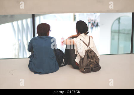 Rome, Italie - 29 mai 2010 : Maxxi (21rst Century's Museum of Arts) deux visiteurs assis et regarder à partir de l'un des gros gla Banque D'Images