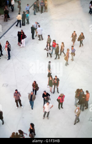 Rome, Italie - 29 mai 2010 : Maxxi (21rst Century's Museum of Arts) première exposition. Les visiteurs non identifiés à marcher ou à rester debout Banque D'Images