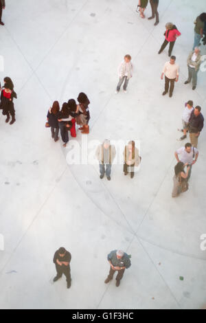 Rome, Italie - 29 mai 2010 : Maxxi (21rst Century's Museum of Arts) première exposition. Les visiteurs non identifiés à marcher ou à rester debout Banque D'Images