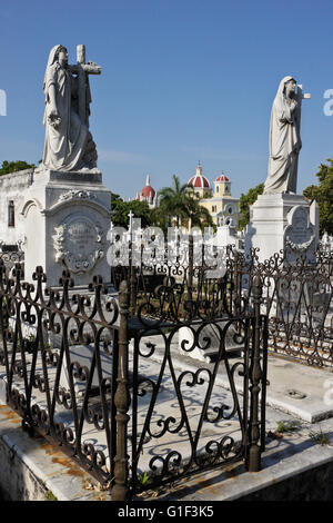 Tombes et monuments de nécropole Cristobal Colon, quartier Vedado, La Havane, Cuba Banque D'Images