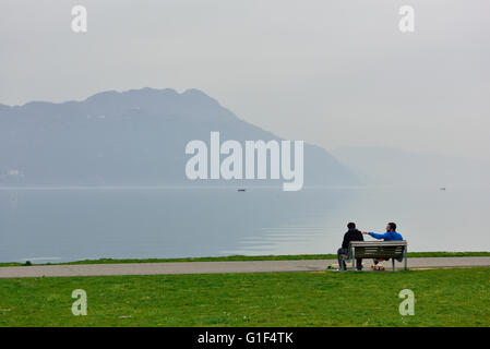 Deux hommes sur un banc par misty Lac du Bouget, sud-est de la France Banque D'Images