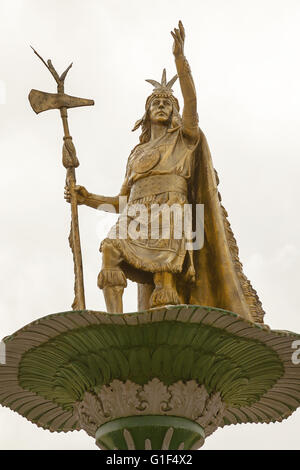 Statue de l'Inca Pachacutec à Plaza de Armas, Cuzco Pérou par jour nuageux Banque D'Images