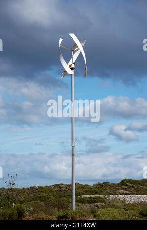 WESTERN CAPE AFRIQUE DU SUD . Une petite éolienne avec trois lames debout dans les terrains d'Afrique australe Banque D'Images