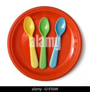 Plaque en plastique pour enfants et 3 cuillères de couleur Banque D'Images