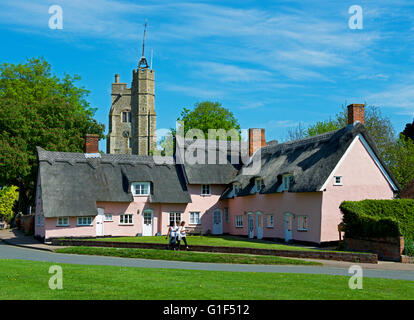 - Hospices et de la tour de l'église St Mary - dans le village de Cavendish, Suffolk, Angleterre, Royaume-Uni Banque D'Images