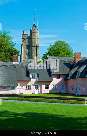 - Hospices et de la tour de l'église St Mary - dans le village de Cavendish, Suffolk, Angleterre, Royaume-Uni Banque D'Images