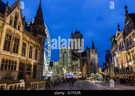 Centre historique de Gand avec l'ancien bureau de poste, Église Saint Nicolas et Beffroi à Noël Banque D'Images