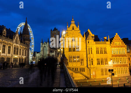 Centre historique de Gand avec l'ancien bureau de poste et l'église de Saint Nicolas à Noël Banque D'Images