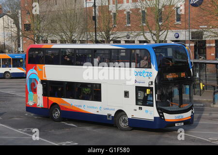 Un nouveau Stagecoach South East Scania N250UD avec Alexander Dennis Enviro400 corps MMC à Canterbury. Banque D'Images