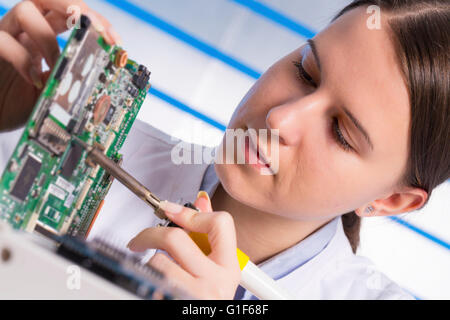 Parution du modèle. Ingénieur électrique femelle holding de circuit imprimé. Banque D'Images