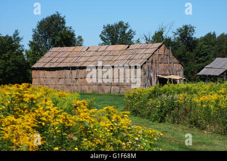 La nation seneca village de Ganondagan dans le nord de l'état de New York, USA, une reconstitution d'une 17e c. longue maison. Banque D'Images