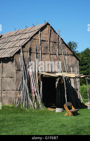 La nation seneca village de Ganondagan dans le nord de l'état de New York, USA, une reconstitution d'une 17e c. longue maison. Banque D'Images