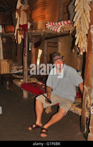 La nation seneca village de Ganondagan dans le nord de l'état de New York, USA, une reconstitution d'une 17e c. longue maison. Banque D'Images