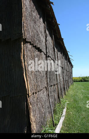 La nation seneca village de Ganondagan dans le nord de l'état de New York, USA, une reconstitution d'une 17e c. longue maison. Banque D'Images