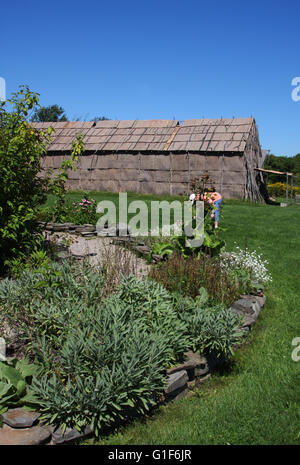 La nation seneca village de Ganondagan dans le nord de l'état de New York, USA, une reconstitution d'une 17e c. longue maison. Banque D'Images