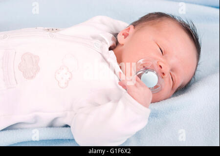 Parution du modèle. Bébé nouveau-né garçon avec dummy, portrait. Banque D'Images