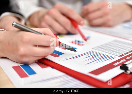 La main de l'analyse des diagrammes d'affaires sur le premier plan Banque D'Images