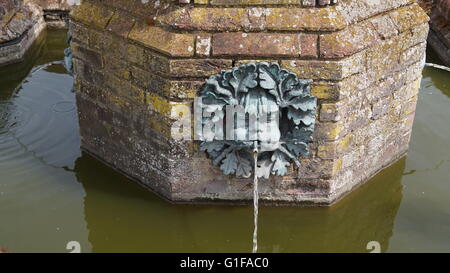 Close up de la fontaine à Cressing Temple Banque D'Images