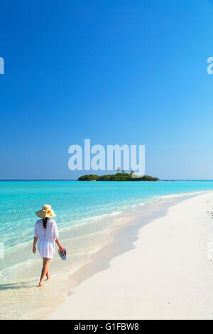 Femme sur banc de sable, l'île de Rasdhoo, Nord de Ari Atoll, Maldives Banque D'Images