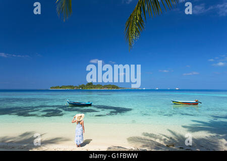 Woman on beach, l'île de Rasdhoo, Nord de Ari Atoll, Maldives (MR) Banque D'Images