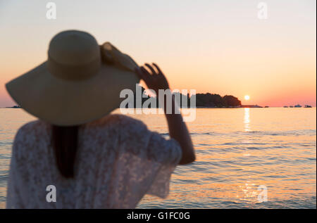 Femme sur la plage au coucher du soleil, l'île de Rasdhoo, Nord de Ari Atoll, Maldives Banque D'Images