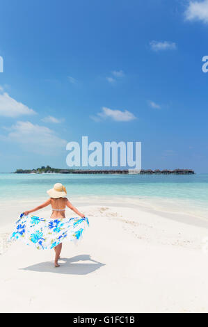 Femme sur banc au Beach Garden and Spa Resort, South Male Atoll, Maldives, Atoll de Kaafu Banque D'Images