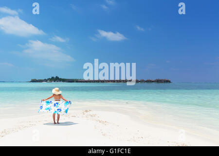 Femme sur banc au Beach Garden and Spa Resort, South Male Atoll, Maldives, Atoll de Kaafu Banque D'Images