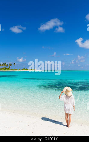 Femme sur la plage au Beach Garden and Spa Resort, South Male Atoll, Maldives, Atoll de Kaafu Banque D'Images