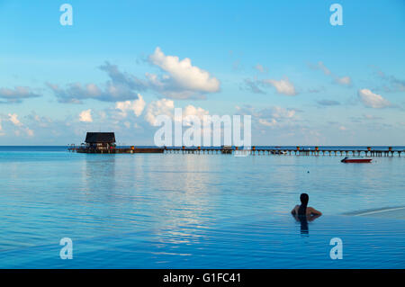 Femme à piscine à débordement au Beach Garden and Spa Resort, South Male Atoll, Maldives, Atoll de Kaafu Banque D'Images