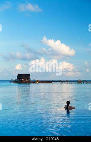 Femme en piscine à débordement au Beach Garden and Spa Resort, South Male Atoll, Maldives, Atoll de Kaafu Banque D'Images