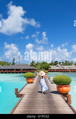 Femme sur la jetée au Beach Garden and Spa Resort, South Male Atoll, Maldives, Atoll de Kaafu Banque D'Images