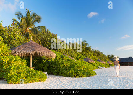 Femme sur la plage au Beach Garden and Spa Resort, South Male Atoll, Maldives, Atoll de Kaafu Banque D'Images