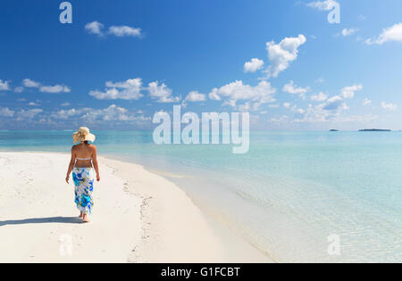 Femme sur banc, South Male Atoll, Maldives, Atoll de Kaafu Banque D'Images